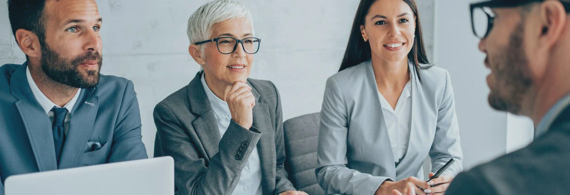 pracownicy na zebraniu